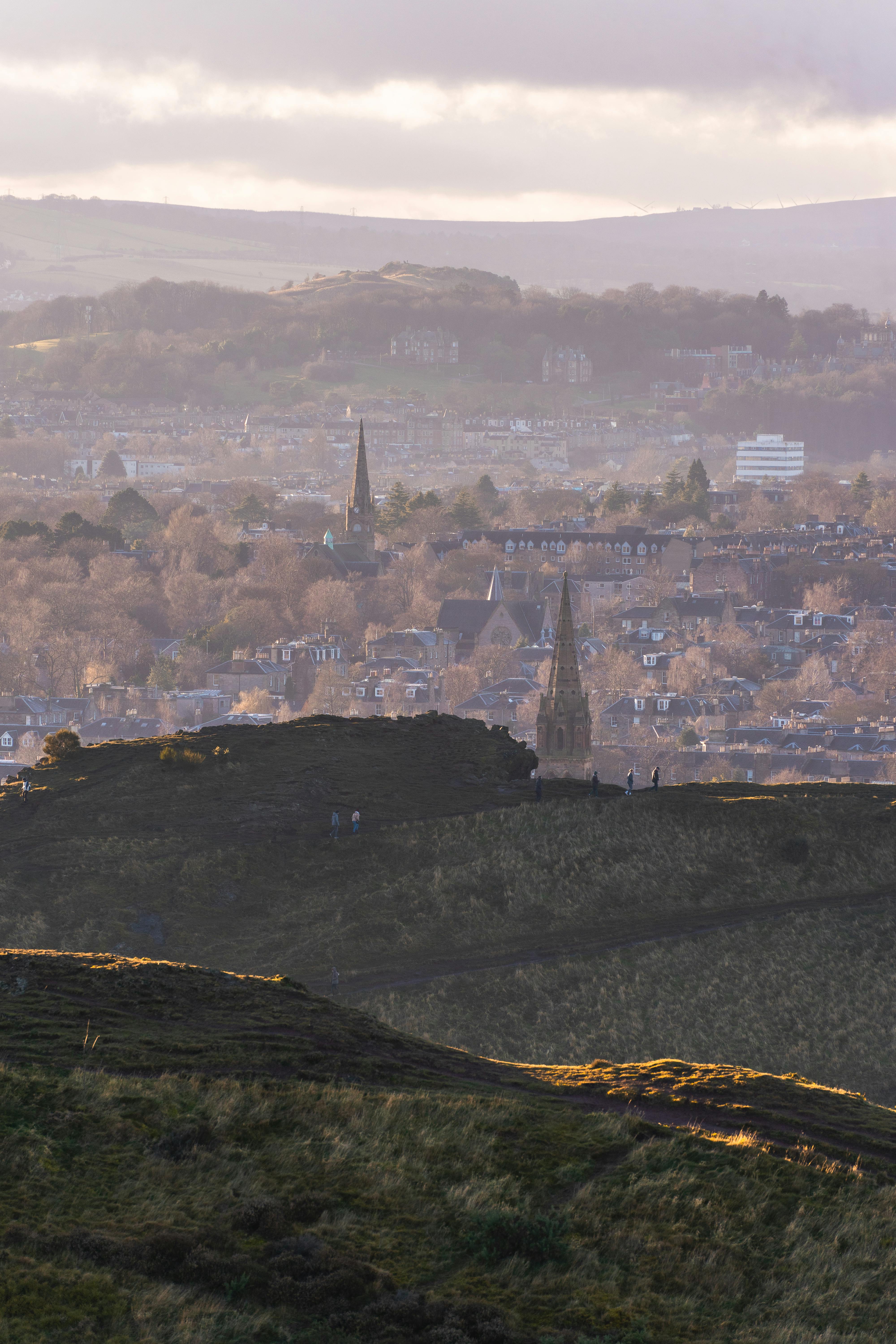 Edinburgh Budget Travel scenic cityscape, historic architecture, vibrant streets