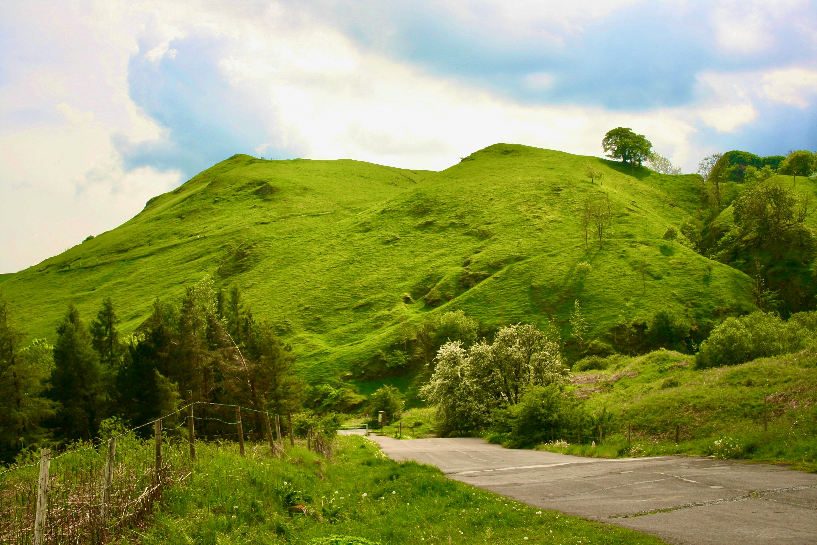 Peak District Nature Escapes Scenic landscape of UK countryside with rolling hills and lush greenery
